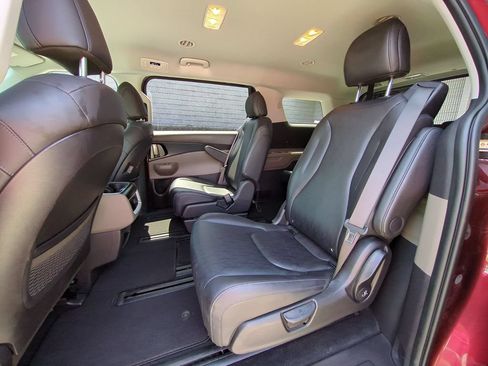 Used 2025 Kia Carnival FWD image 28