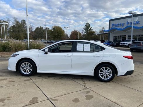 Used 2025 Toyota Camry LE image 6