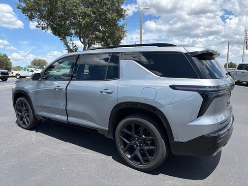 Used 2024 Chevrolet Traverse RS FWD image 4