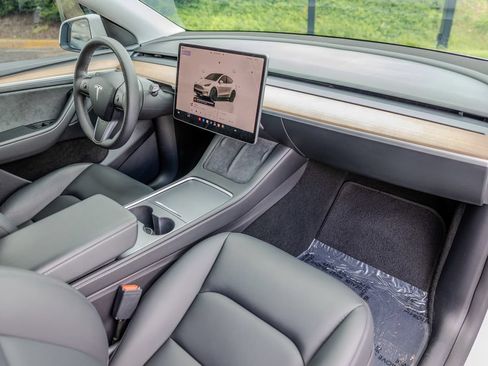 Used 2024 Tesla Model Y Performance AWD/4WD image 18