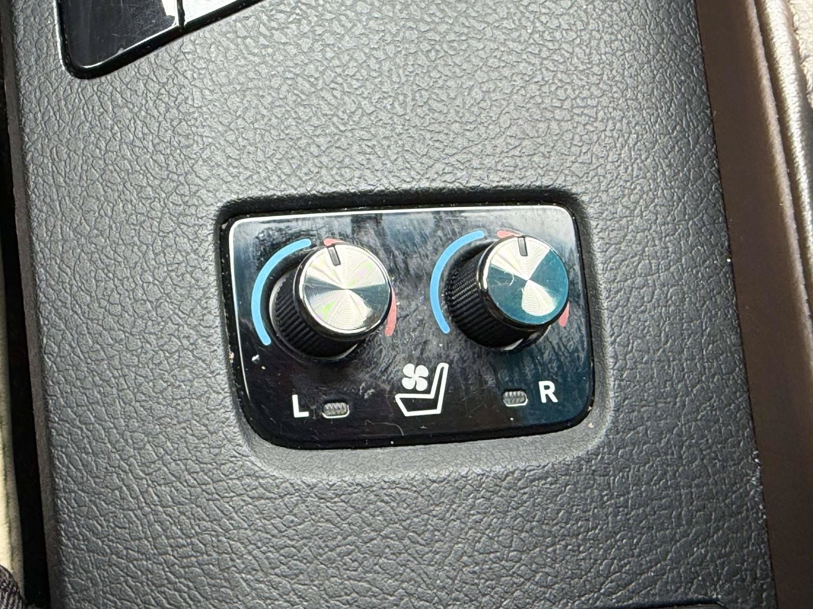 Used 2016 Toyota Avalon Limited FWD image 27