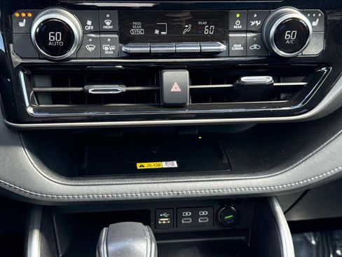 Used 2023 Toyota Highlander XLE image 12