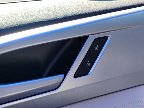 Certified 2025 Volkswagen Taos SE image 17