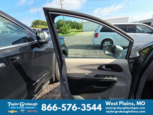 Used 2017 Chrysler Pacifica Touring-L w/ Tire & Wheel Group FWD image 7