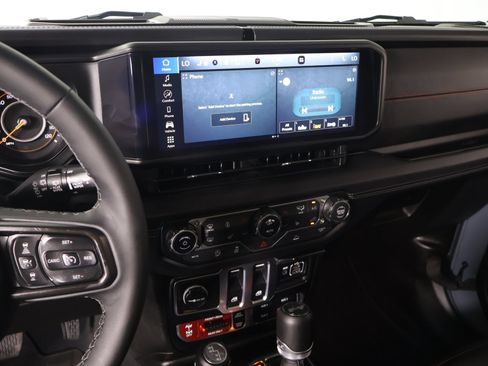 Used 2025 Jeep Wrangler Rubicon w/ Convenience Group AWD/4WD image 5