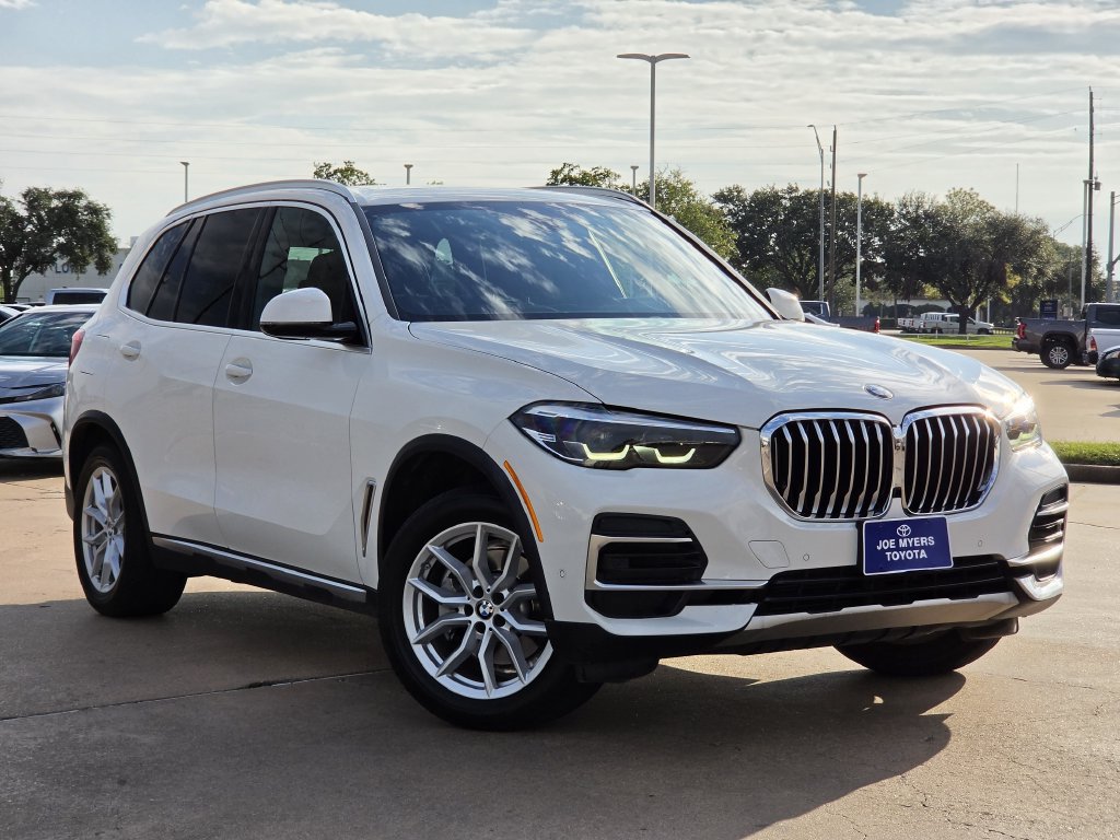 Used 2022 BMW X5 sDrive40i w/ Luxury Seating Package RWD image 2