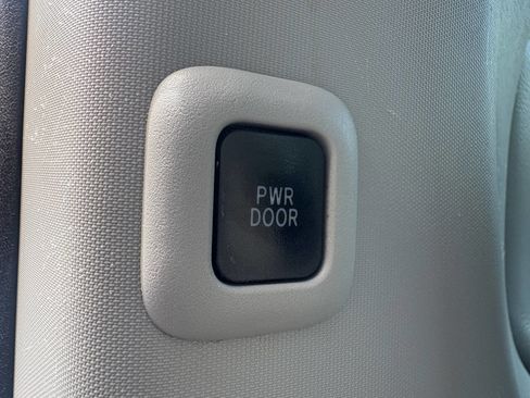 Used 2017 Toyota Sienna Limited Premium FWD image 38