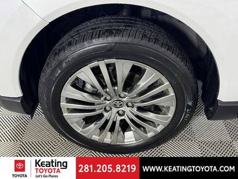 Certified 2024 Toyota Venza XLE image 32