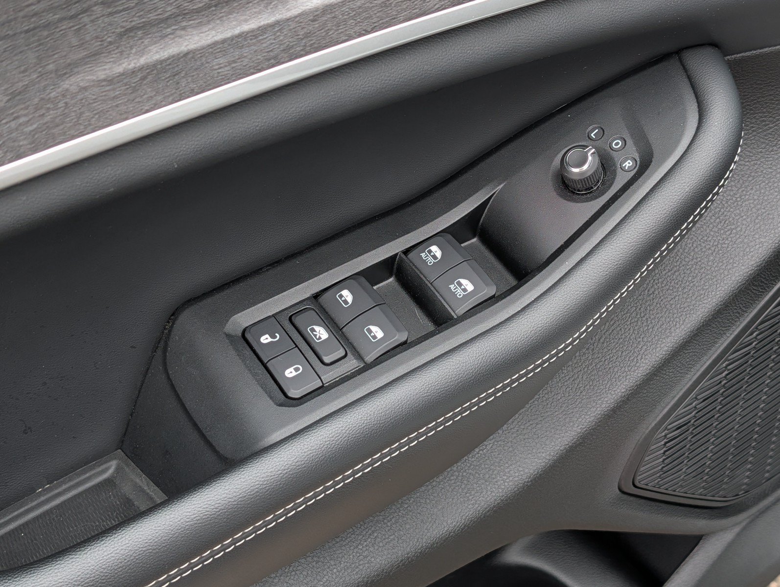 Used 2023 Jeep Grand Cherokee Limited w/ Black Appearance Package AWD/4WD image 15