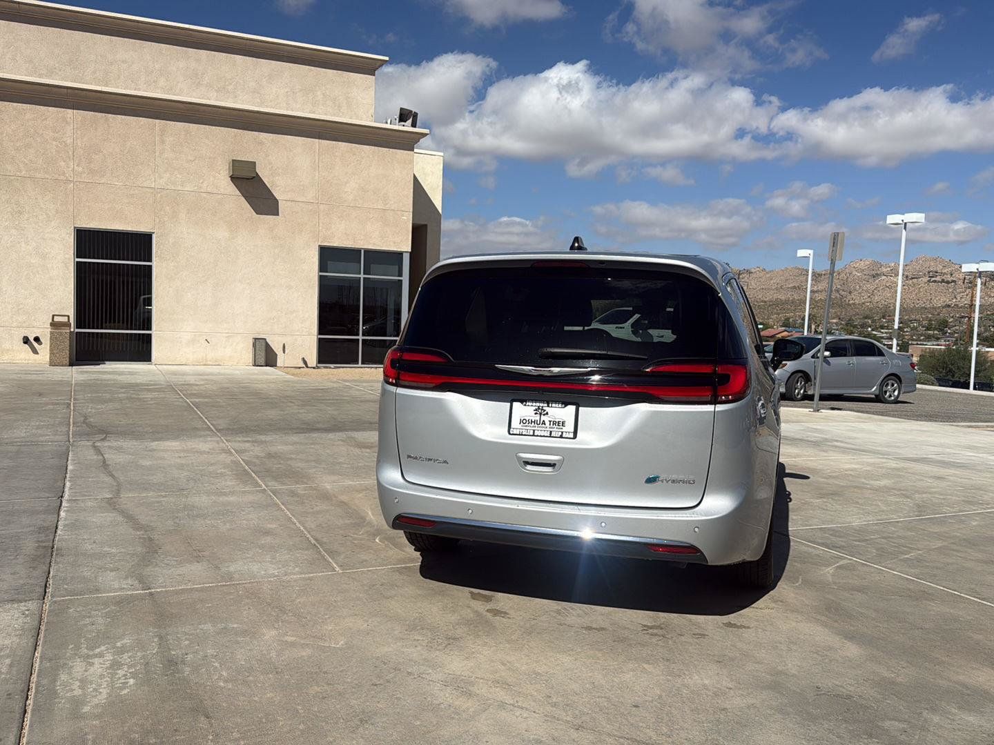 Used 2024 Chrysler Pacifica Limited FWD image 9