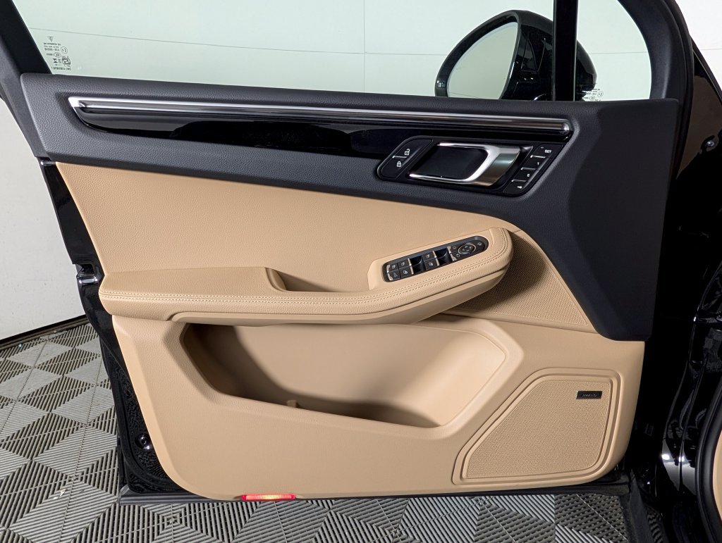 Certified 2026 Porsche Macan AWD/4WD image 25