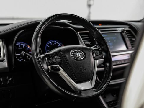 Used 2016 Toyota Highlander XLE FWD image 19