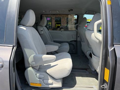 Used 2011 Toyota Sienna LE w/ Towing Pkg FWD image 17