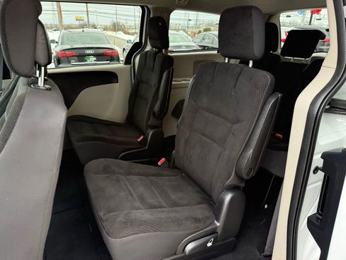 Used 2019 Dodge Grand Caravan SE w/ UConnect Hands-Free Group image 22