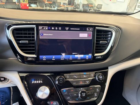 Used 2024 Chrysler Pacifica Touring-L FWD image 12