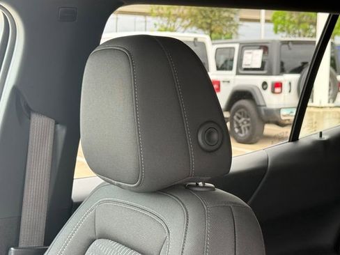 Used 2025 Chevrolet Equinox LT image 12