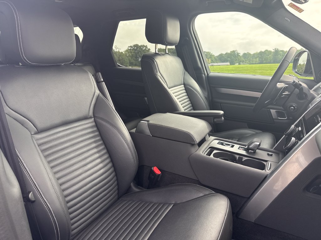 Used 2025 Land Rover Discovery Dynamic SE AWD/4WD image 17