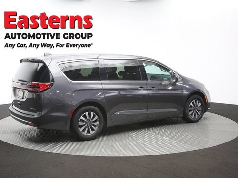 Used 2022 Chrysler Pacifica Touring-L w/ Uconnect Theater Family Group FWD image 43