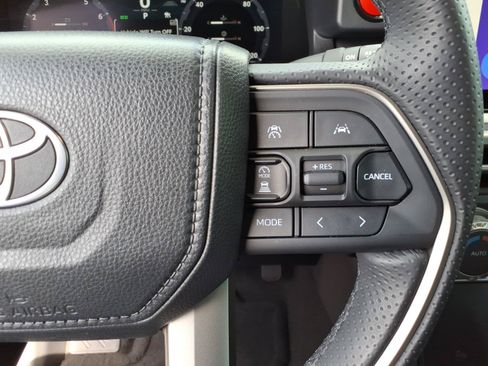 Used 2025 Toyota 4Runner TRD Off-Road Premium AWD/4WD image 32