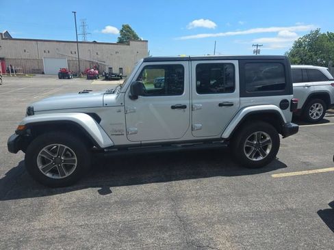 Used 2022 Jeep Wrangler Unlimited Sahara w/ LED Lighting Group AWD/4WD image 4