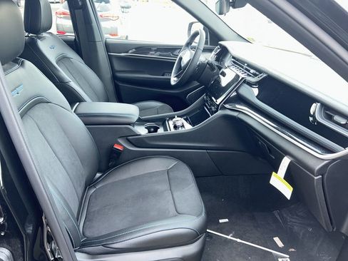New 2024 Jeep Grand Cherokee Trailhawk w/ Luxury Tech Group III AWD/4WD image 10