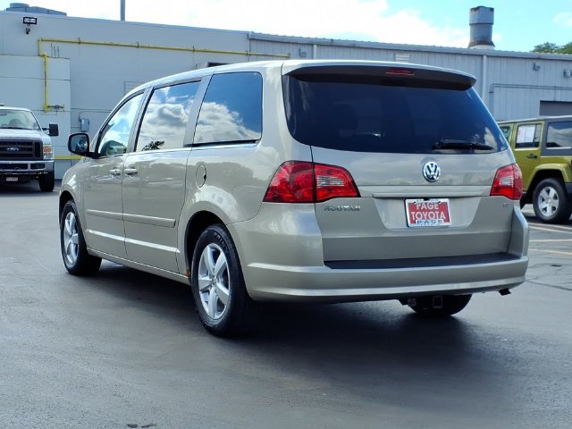 Used 2009 Volkswagen Routan SE FWD image 6
