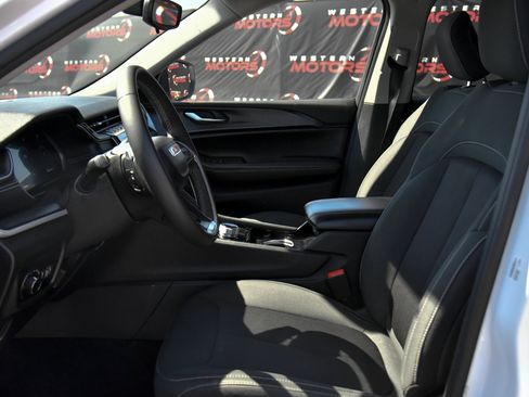Used 2023 Jeep Grand Cherokee L Laredo AWD/4WD image 17