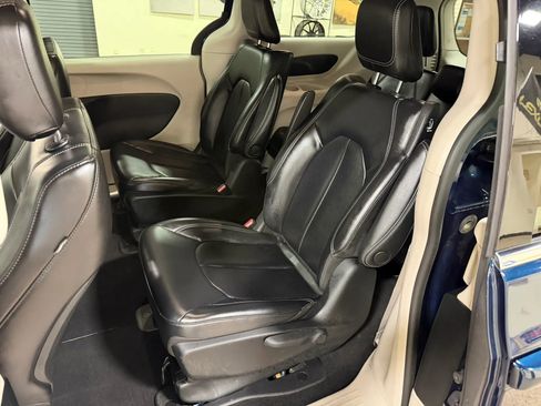 Used 2023 Chrysler Pacifica Touring-L FWD image 24