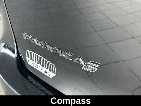 Used 2025 Chrysler Pacifica Limited image 27