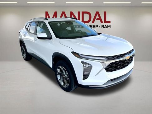 Used 2025 Chevrolet Trax LT w/ LT Convenience Package FWD image 3