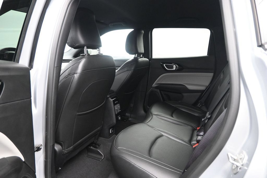 Used 2025 Jeep Compass Limited AWD/4WD image 25
