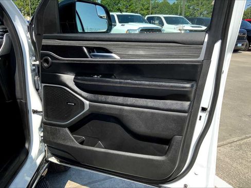 Used 2023 Jeep Wagoneer L Series III w/ Preferred Equipment Group image 21