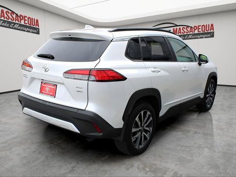 Used 2023 Toyota Corolla Cross XLE w/ Convenience Package image 5
