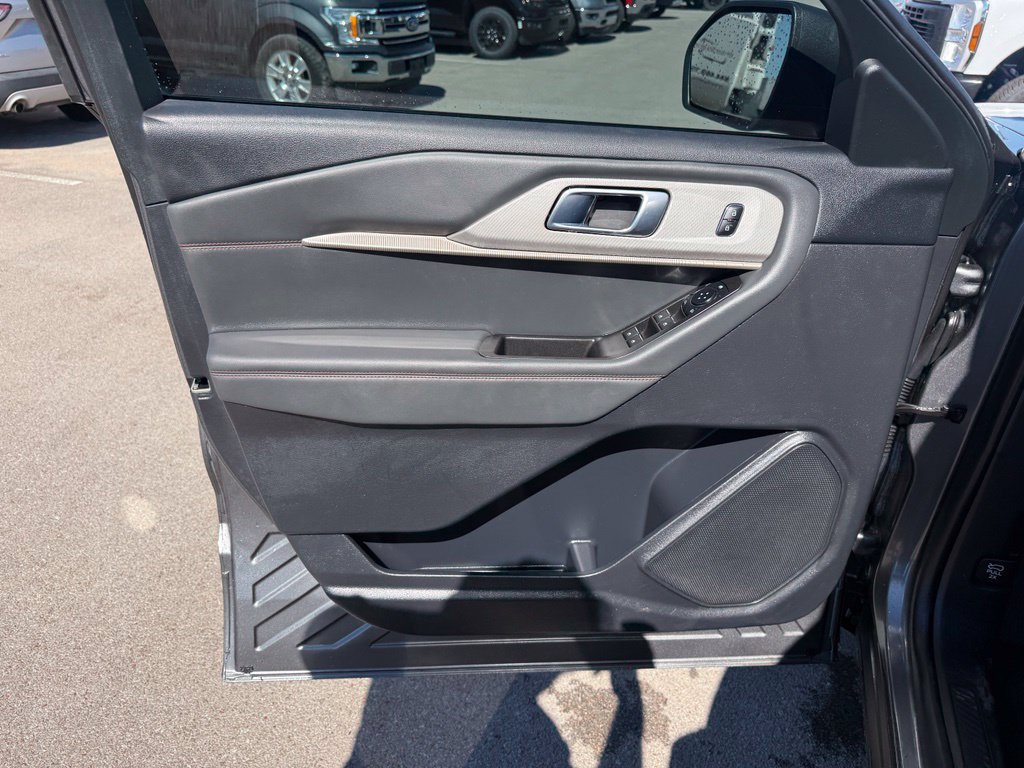 Used 2025 Ford Explorer Active w/ Active Comfort Package RWD image 6