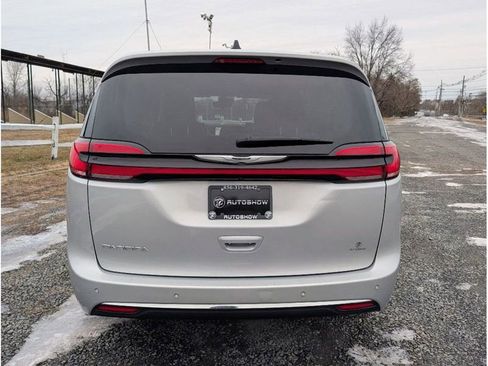 Used 2024 Chrysler Pacifica Touring-L image 6