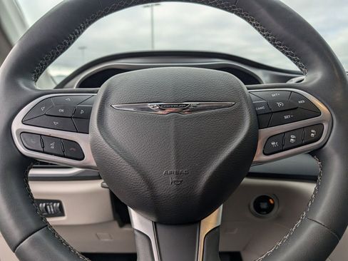 Used 2023 Chrysler Pacifica Touring-L image 27