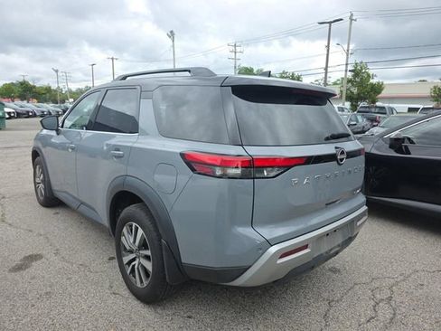 Used 2024 Nissan Pathfinder SL AWD/4WD image 3