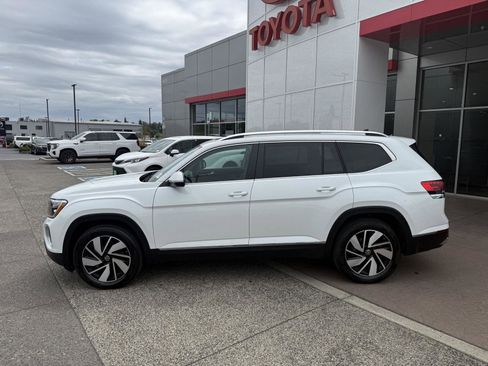 Used 2025 Volkswagen Atlas SEL AWD/4WD image 3