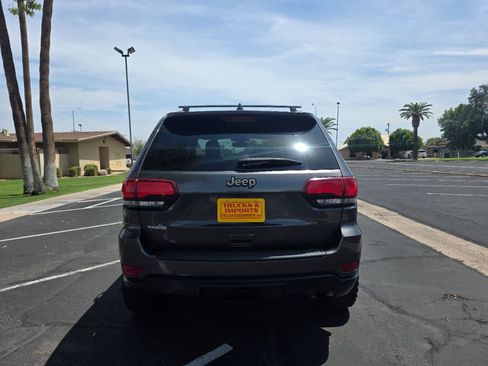 Used 2017 Jeep Grand Cherokee Laredo AWD/4WD image 15