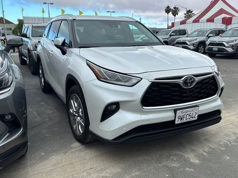 Certified 2025 Toyota Highlander Limited AWD/4WD image 2