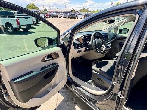 Used 2017 Chrysler Pacifica Touring Plus FWD image 14