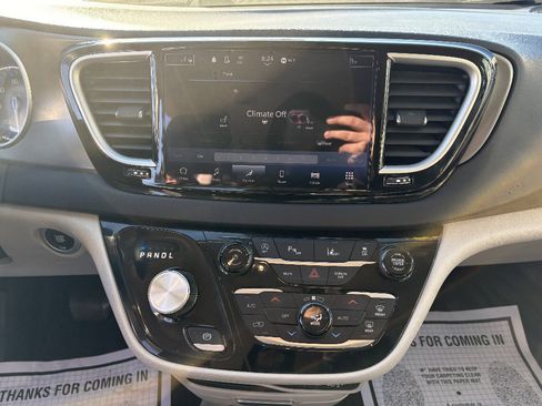 Used 2024 Chrysler Pacifica Touring-L FWD image 26