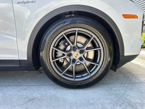 Used 2026 Porsche Cayenne E-Hybrid AWD/4WD image 16