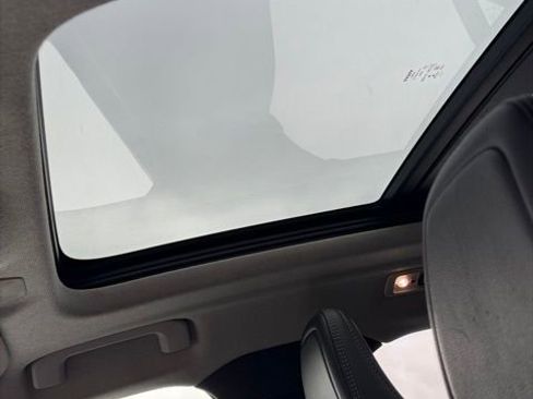 Used 2020 Volvo XC40 T5 Momentum image 16