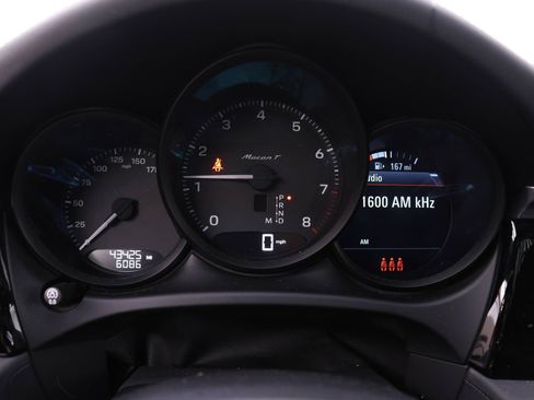 Certified 2023 Porsche Macan Turbo AWD/4WD image 12