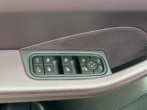 Certified 2025 Porsche Macan 4S Electric AWD/4WD image 13