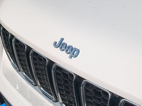 Used 2023 Jeep Grand Cherokee Overland AWD/4WD image 11