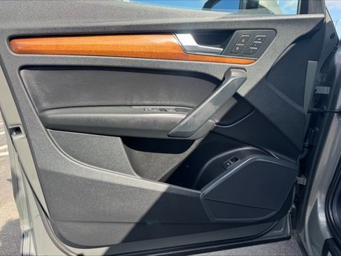 Used 2023 Audi Q5 2.0T Premium w/ Convenience Package image 9