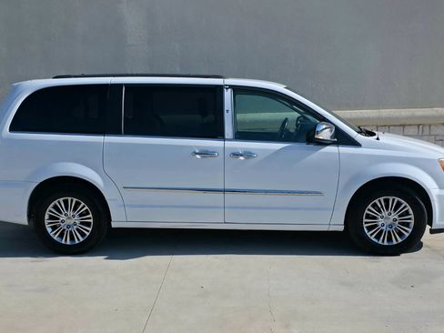 Used 2014 Chrysler Town & Country Touring-L w/ Driver Convenience Group FWD image 2