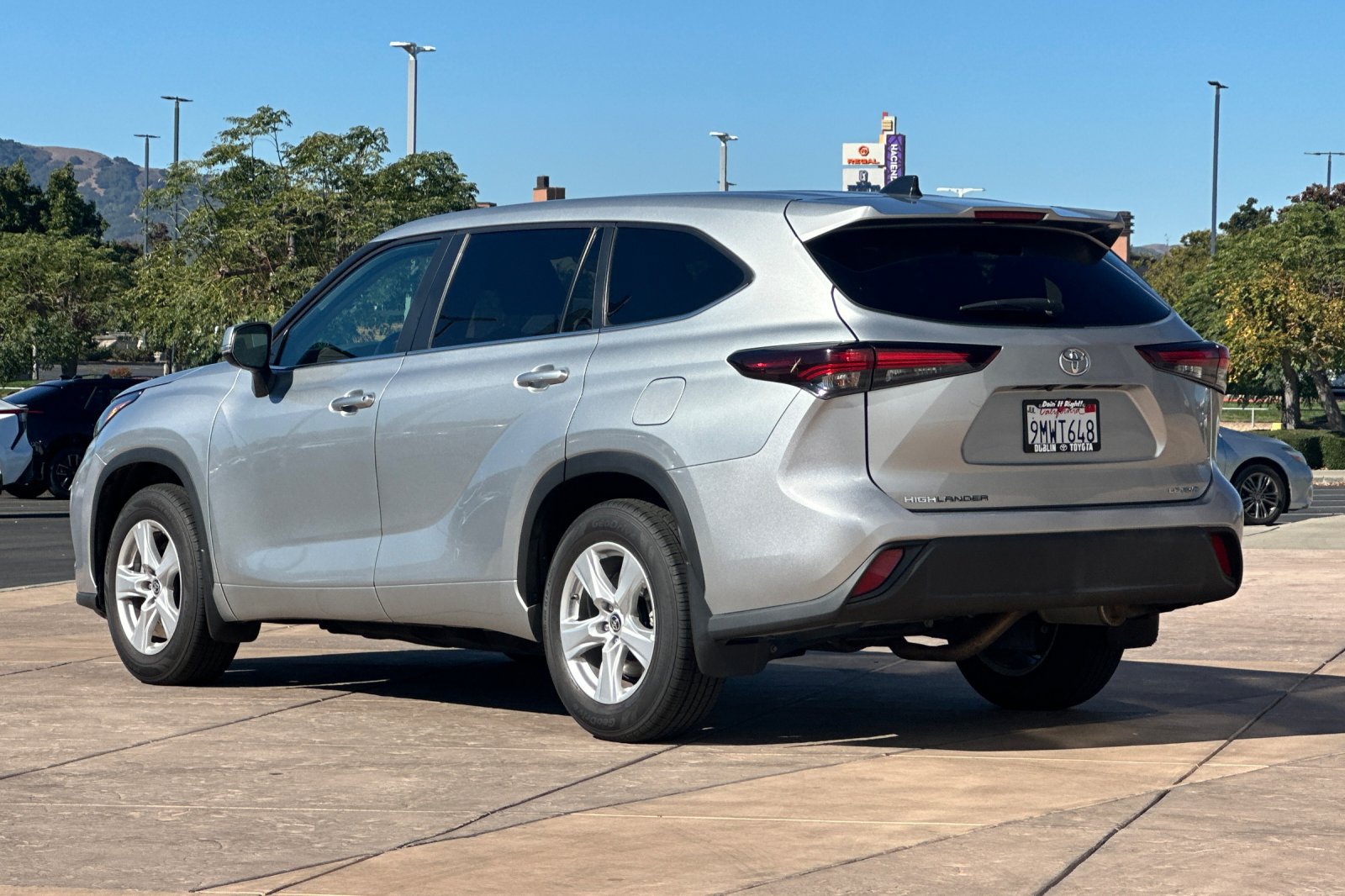 Used 2024 Toyota Highlander LE AWD/4WD image 6